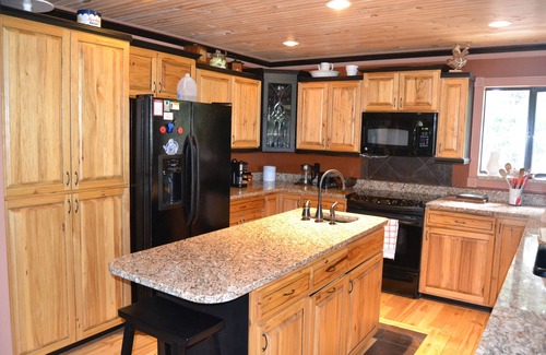 Franklin Cabin | Rustic Charm 4-bedroom spacious Cabin with Big Smokey Mountain VIEW!