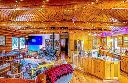 Colgate House | Rustic Charm: Pewaukee Lake Cabin, Sauna & Hot Tub