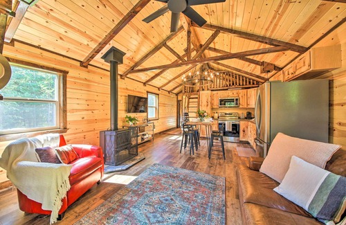 Sandpoint Cabin | Rustic-Chic Woodland Hideaway w/Hot Tub!