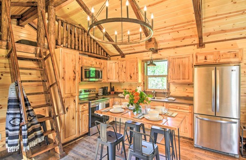 Sandpoint Cabin | Rustic-Chic Woodland Hideaway w/Hot Tub!
