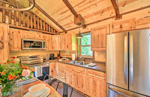 Sandpoint Cabin | Rustic-Chic Woodland Hideaway w/Hot Tub!