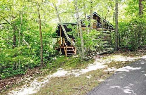 Copperhill House | Rustic Copperhill Cabin Perfect for a Romantic Getaway in Tennessee