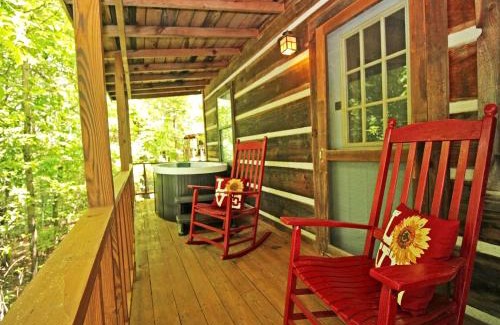 Copperhill House | Rustic Copperhill Cabin Perfect for a Romantic Getaway in Tennessee