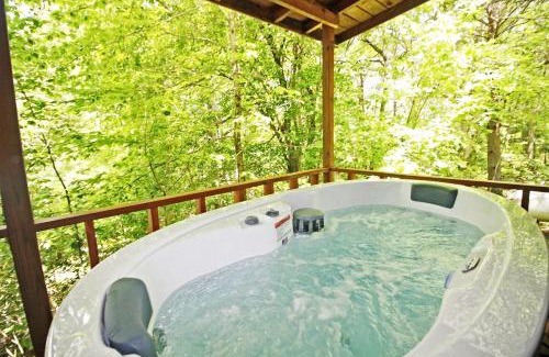 Copperhill House | Rustic Copperhill Cabin Perfect for a Romantic Getaway in Tennessee