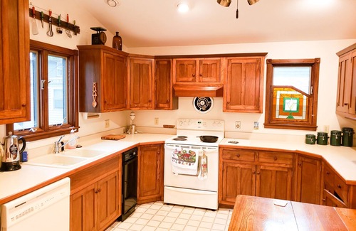 Lakeside House | Rustic Cottage w/Modern Amenities - A Few Blocks to Lake/Downtown