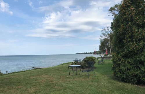 Madison-on-the-Lake Cottage | Rustic, Cozy 3-bedroom Cottage Directly on Lake Erie with WiFi,