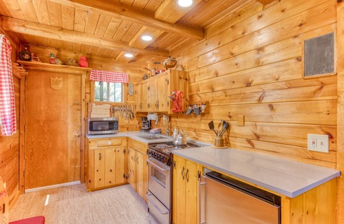 Government Camp House | Rustic & cozy cabin with fast WiFi & games - close to slopes, dining & golf