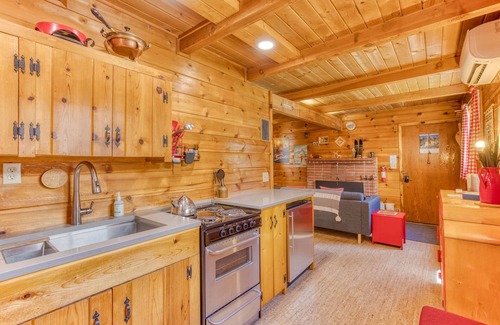 Government Camp House | Rustic & cozy cabin with fast WiFi & games - close to slopes, dining & golf
