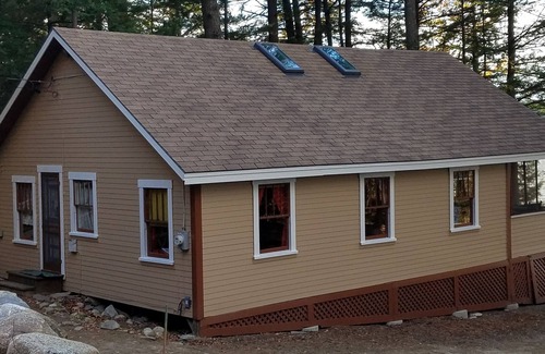 Oakland Cabin | Rustic & Cozy Cabin – Steps away from beautiful Salmon Lake
