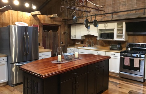 Lafayette County House | Rustic, cozy children's loft at Oak Springs Farm