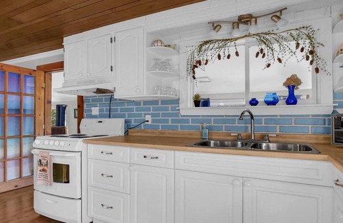 Port Franks Cottage | Rustic & Cozy Cottage - Just a 4 Min. Drive to the Beach!