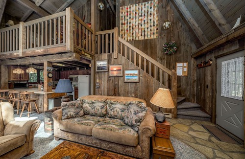 Rowleys Bay Cabin | Rustic, cozy log home vacation retreat near Sister Bay.