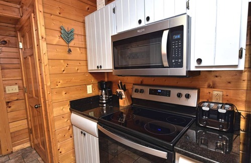 Gatlinburg - Pigeon Forge Cabin | Rustic CreekSide Memories/5min>PForge-GBurg/HotTub