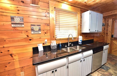 Gatlinburg - Pigeon Forge Cabin | Rustic CreekSide Memories/5min>PForge-GBurg/HotTub