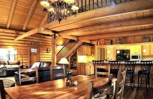 Idyllwild House | "Rustic Elegance - A Woodland Escape"