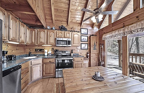 Gatlinburg - Pigeon Forge Cabin | Rustic Elegant Peaceful Mtn Cabin, beautiful treehouse, hot tub, games galore,