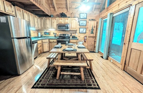 Gatlinburg - Pigeon Forge Cabin | Rustic Elegant Peaceful Mtn Cabin, beautiful treehouse, hot tub, games galore,