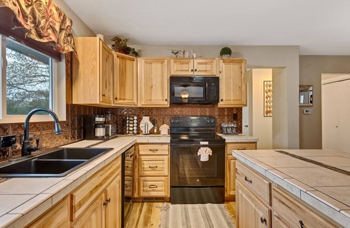 Estes Park House | Rustic Estes Park Home w/Private Hot Tub