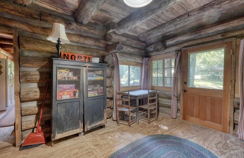 Dahlonega Cabin | Rustic Historical Cabin near Wineries & Gold Mines
