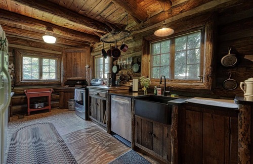 Dahlonega Cabin | Rustic Historical Cabin near Wineries & Gold Mines