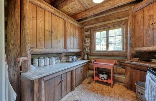 Dahlonega Cabin | Rustic Historical Cabin near Wineries & Gold Mines