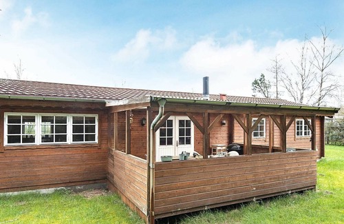 Farvang House | Rustic Holiday Home in Farvang with Terrace
