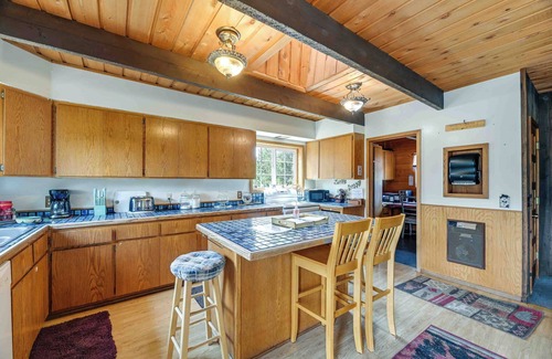 Chiloquin Cottage | Rustic Home w/Deck & Grills on Williamson River!