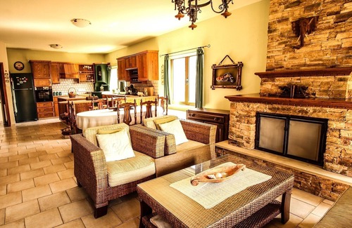 Xylofagou House | Rustic House is a lovely, spacious detached villa located
