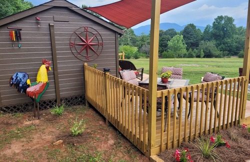 Landrum Cabin | Rustic King Guesthouse with Firepit and Panoramic Mountain Views