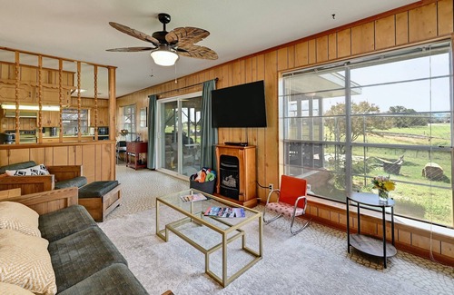 Buchanan Dam House | Rustic Lakehouse | 2 Story Outdoor Bar + Fire Pit + Smoker | Relax & Unwind