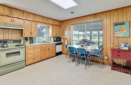 Buchanan Dam House | Rustic Lakehouse | 2 Story Outdoor Bar + Fire Pit + Smoker | Relax & Unwind