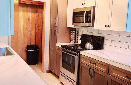 Bass Lake House | Rustic Lakeview Lodge at Bass Lake. Bookable boat slip!