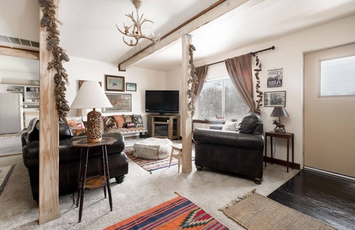 Durango House | Rustic Lodge in the Animas Valley. 5 minutes to Durango, 15 minutes to Purgatory