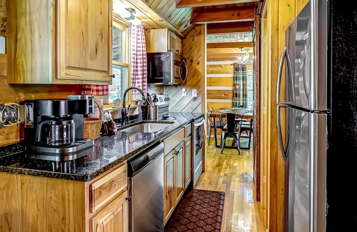 Banner Elk Cabin | Rustic Lodge W/ Free High-Speed WiFi, Private Hot Tub, Large Yard & More!