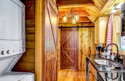 Banner Elk Cabin | Rustic Lodge W/ Free High-Speed WiFi, Private Hot Tub, Large Yard & More!