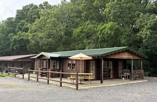Waterlooville Cabin | Rustic Log Cabin Hideaway – Romantic Couples’ Retreat in South Downs