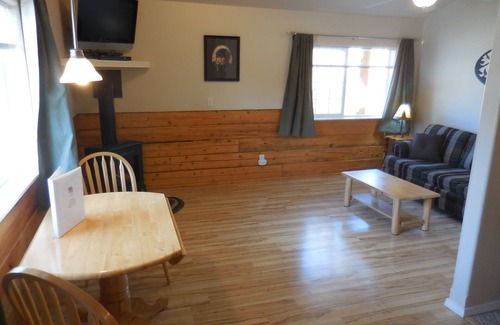 Talkeetna Cabin | Rustic log king cabin #5