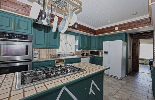 Haines Falls Ski Chalet | Rustic Log with Pool Game room Amazing koi pound just mins from Hunter Mountain