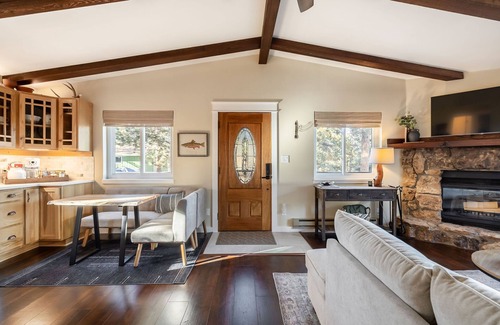 Bailey Cabin | Rustic-luxury cabin with fireplace, deck views & wildlife watching