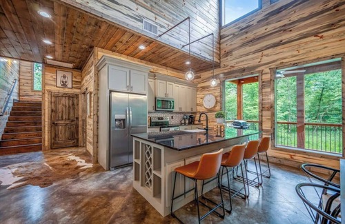 Broken Bow Cabin | Rustic Meets Luxury in Broken Bow: Hot Tub, Fireplaces, 3 King Suites