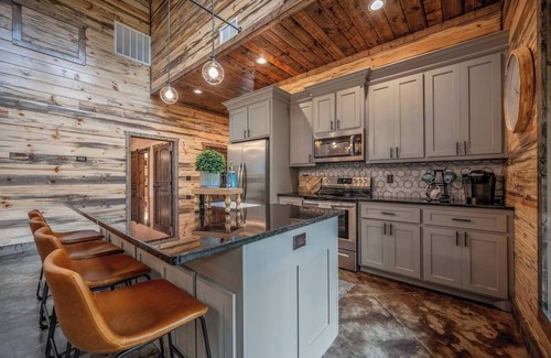 Broken Bow Cabin | Rustic Meets Luxury in Broken Bow: Hot Tub, Fireplaces, 3 King Suites