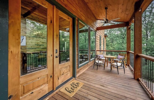 Broken Bow Cabin | Rustic Meets Luxury in Broken Bow: Hot Tub, Fireplaces, 3 King Suites