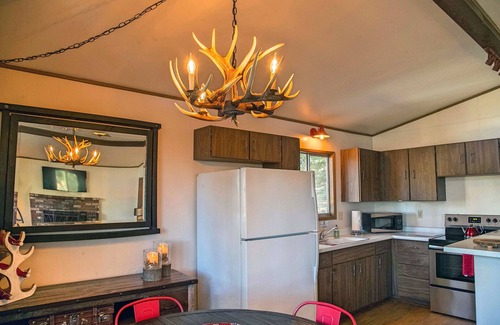 Idyllwild Cabin | Rustic, Modern Designed Cabin! Privacy, Hot Tub, Pool Table, Serenity.