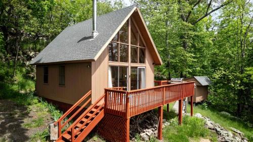 Paw Paw House | Rustic-Modern Chalet w/Fire Pit, Deck & Views in Slanesville, WV