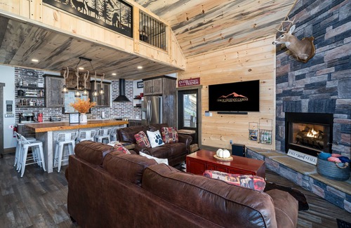 Ellijay Cabin | Rustic Modern Log Cabin with the BEST MOUNTAIN VIEWS & HOTTUB. nEV- CHGR NO PETS
