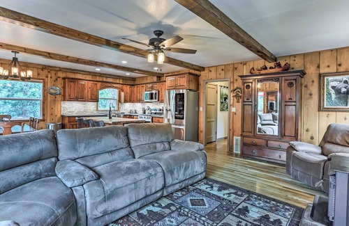 Oakhurst Cottage | Rustic Oakhurst Retreat < 4 Mi to Bass Lake!