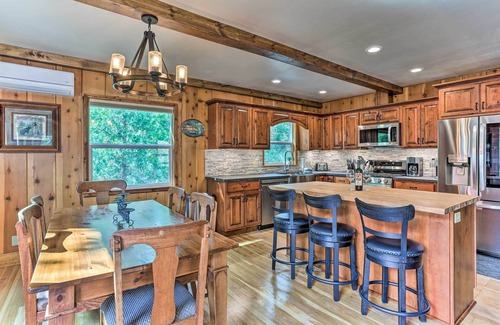 Oakhurst Cottage | Rustic Oakhurst Retreat < 4 Mi to Bass Lake!