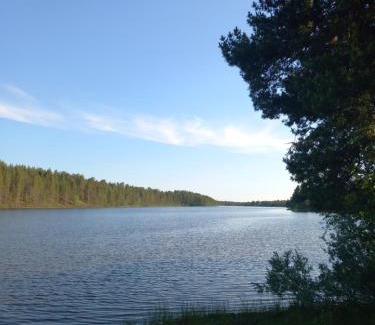 Inari Apartment | Rustic Old Lakeside Cottage at Sevettijärvi