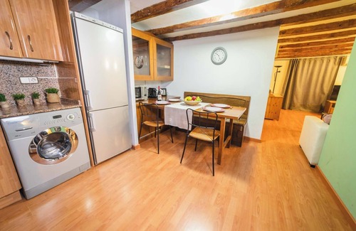Sants-Montjuic Apartment | Rustic Poblesec 2bd Apartment
