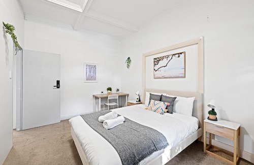 Maroubra South House | Rustic Queen Room - Seconds to Stores & Eateries - Shared Bathroom